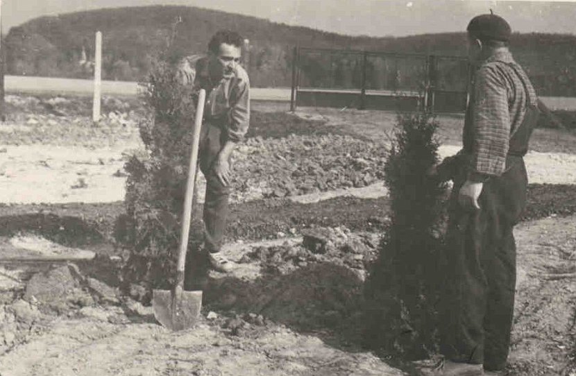 riaditeľ Jakubík a školník Bielich